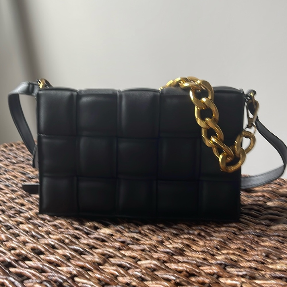 Black Woven Crossbody bag Twos to carry it